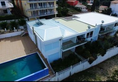 The two-storey townhouse 220 m2 with big pool 25 m from sea