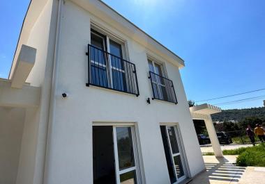 Two new houses in Uteha with sea view next to the beach