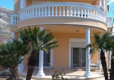 Exclusive 280 m2 dual-apartment villa in Sutomore