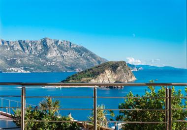 Stunning sea-view penthouse next to Old Town of Budva with pool access