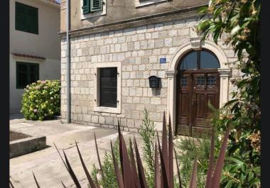 Flat 68m2 in a old stone house in Tivat, steps from water and PortoMontenegro