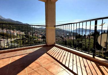 Seaview two bedrooms apartment 111m2 in Igalo with terraces steps from the beach