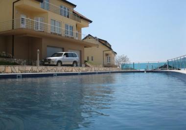 Luxurious beachside tri-level 132 m2 apartment with pool in Bar