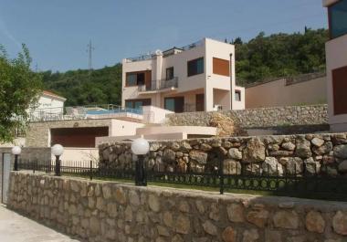 Luxurious three-story villa with pool and sea view in Bar