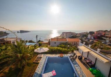 Stunning 330 m2 pool villa steps from the sea in Utjeha