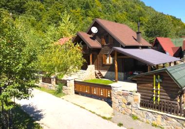 Wooden 94 m2 house in Kolašin with fireplace next to river