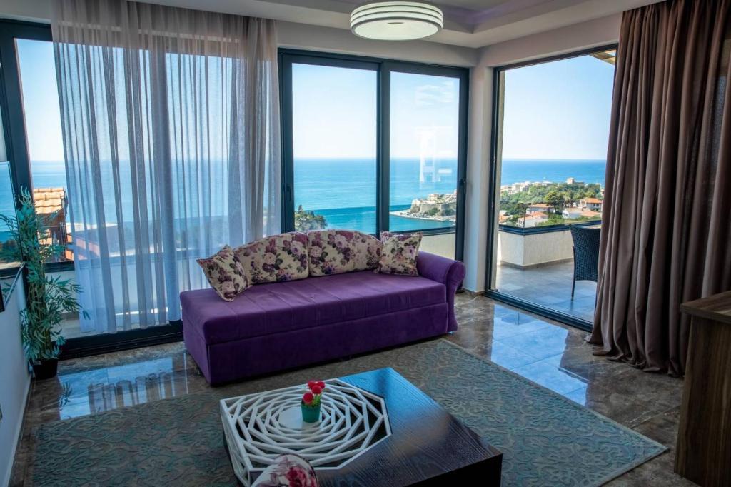 Luxurious 5* hotel in Ulcinj with stunning views, pool and restaurant for sale