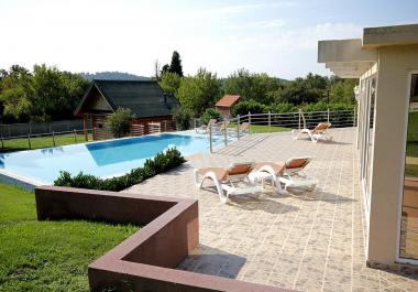 Great villa in Sutomore with swimming pool, garage and sauna