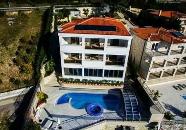 House in Budva with swimming pool, near beach Drobni Pesak