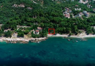 Land plot 570 m2 for construction of two-storey villa 220m2 with private beach